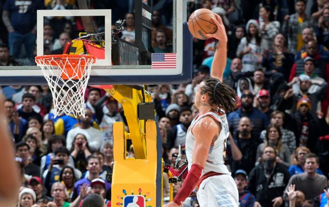 Форвард "Денвера" виконав шалений данк через суперника в овертаймі: момент дня в НБА