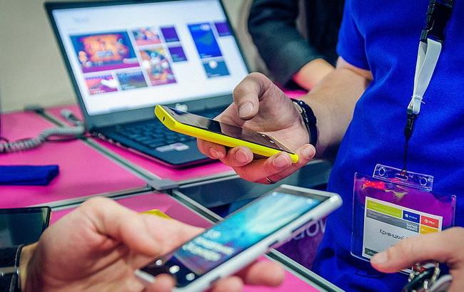 Мировые поставки смартфонов выросли на рекордные 10% по итогам года