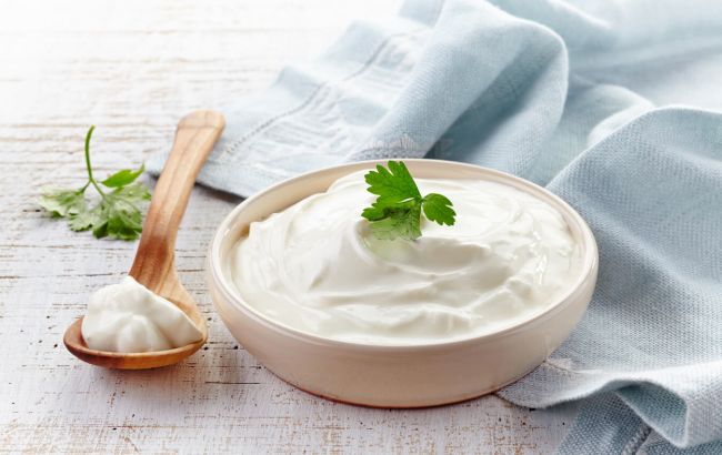 Названо 3 категорії людей, яким краще відмовитися від сметани: кому вона шкодить