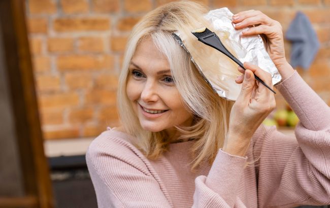 Лікар назвала причини ранньої сивини: яких елементів не вистачає вашому організму