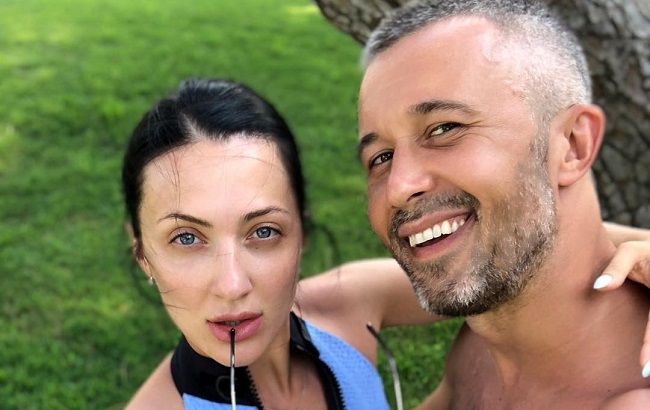 Мама на отдыхе: Снежана Бабкина покорила ярким фото с мужем и детьми