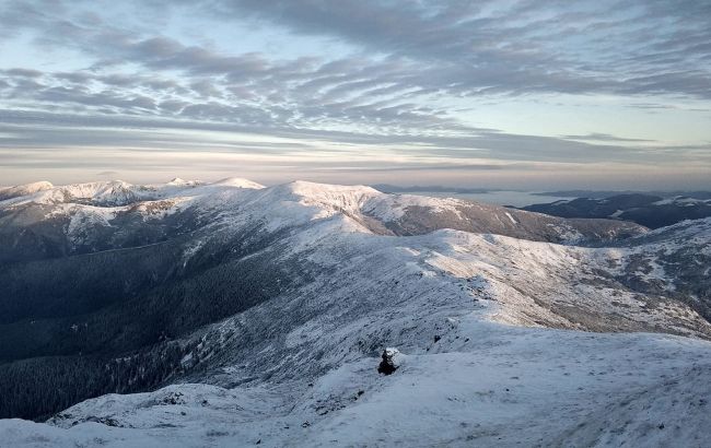 В Карпатах началась зима: намело снега и минусовая температура (фото)