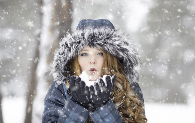 Діти ліплять сніговиків: фото і відео снігопаду в Україні