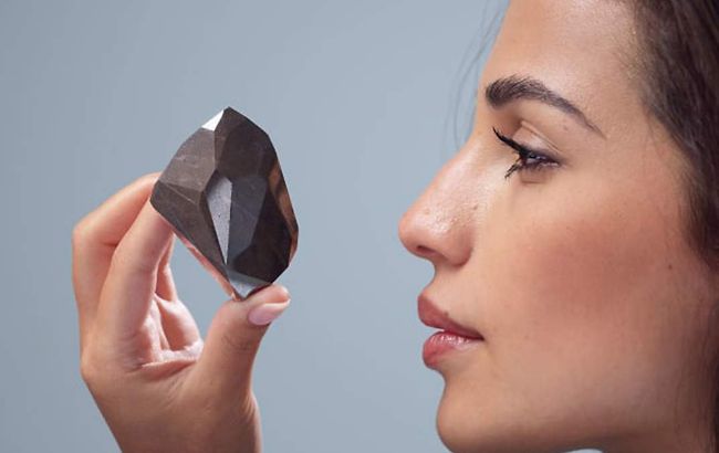 Гигантский черный бриллиант из космоса выставили на аукцион: как выглядит "Энигма" за 6,8 млн долларов