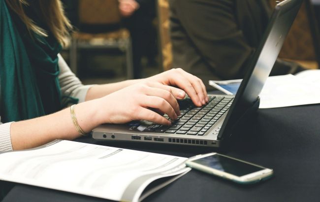 Ученые рассказали о пользе сидячей работы: все подробности