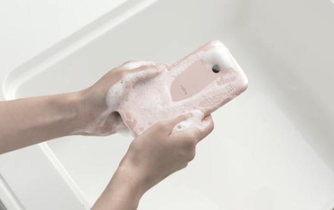 В Японии выпустили смартфон, который можно мыть водой с мылом