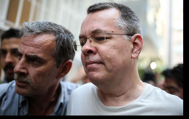 В Турции суд отказался отпустить американского пастора из-под ареста