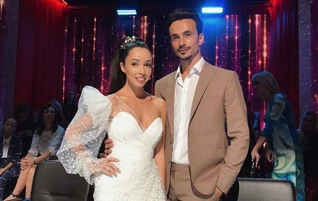 Милые детали: Екатерина Кухар показала главную сладость - свадебный торт