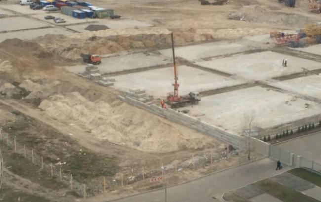Скандальную стройку в Киеве обносят бетонным забором, - нардеп
