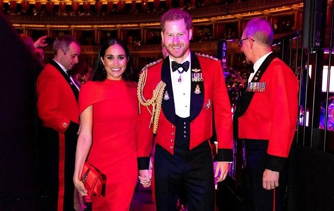 Само совершенство: Меган Маркл в облегающем платье за $650 блеснула стройными формами