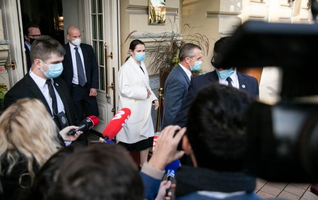 Макрон пообещал помочь в разрешении кризиса в Беларуси, - Тихановская