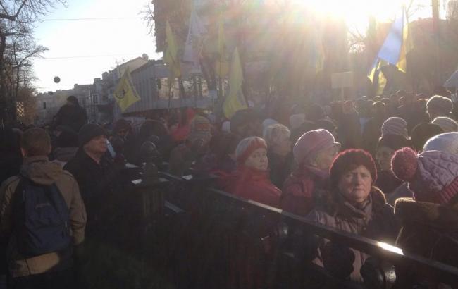 Количество митингующих под Радой увеличилось до 3 тысяч человек