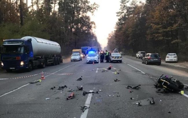 В Киеве мотоцикл на скорости врезался в авто, есть погибшая
