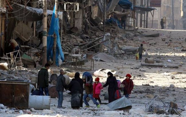 Повстанцы с семьями начали эвакуацию из пригорода Дамаска, окруженного силами Асада