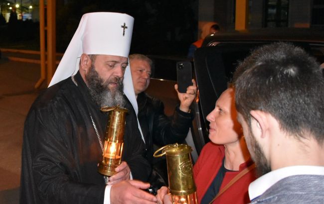 В Украину прибыл Благодатный огонь: впервые из-за войны его доставляли сушей