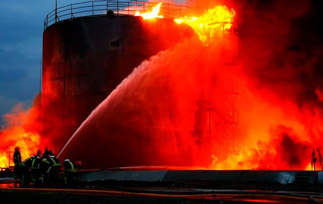 Нефтебаза во Львове полностью разрушена в результате вражеского ракетного удара, - ОГА