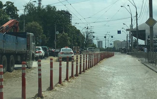 Прорыв трубы возле Ocean Plaza в Киеве: транспорт изменил маршрут