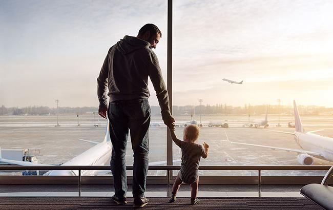 Кабмин принял обновленный порядок выезда детей за границу