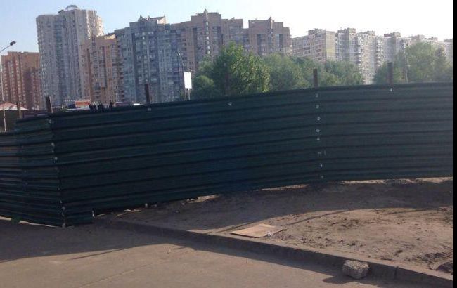 Возле метро "Осокорки" образовалась пробка