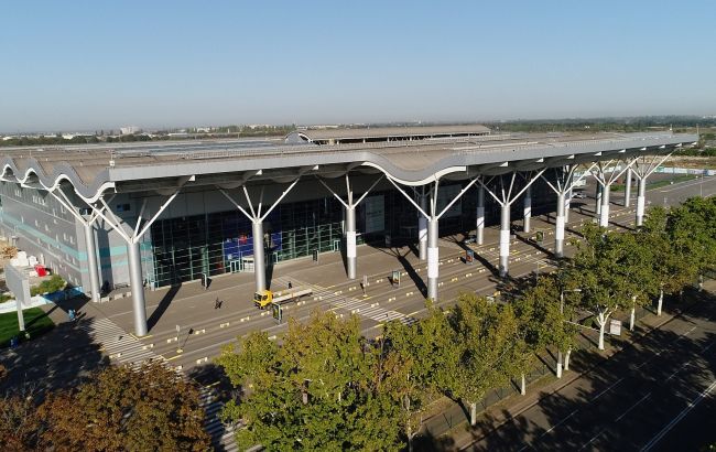 Потушил и побежал на рейс: в аэропорту Одессы произошло ЧП (видео)