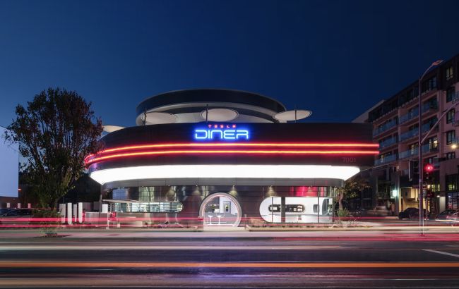 Комплекс майбутнього: Tesla відкрила унікальний ресторан з зарядками та кінотеатром