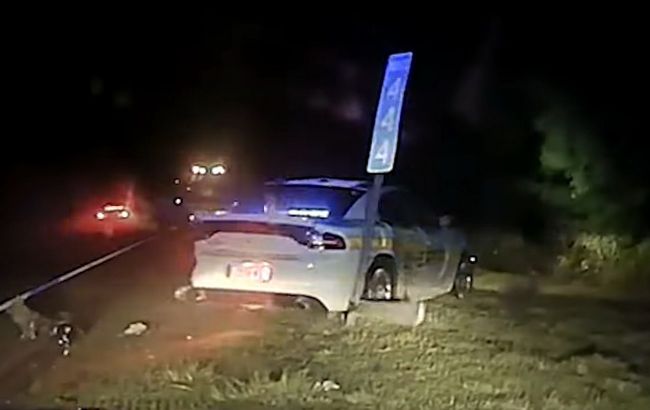 Пока водитель смотрел фильм: Tesla на автопилоте врезалась в полицейский автомобиль