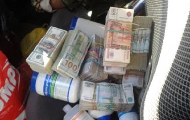На КПВВ "Зайцево" обнаружили 10 млн российских рублей и 100 тысяч долларов