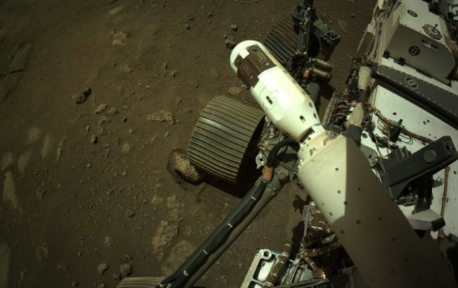 Марсоход NASA впервые после посадки проехался на Красной планете