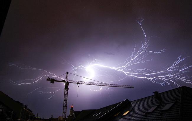 ГСЧС предупреждает о грозах и шквалах в ряде областей Украины 6-7 июля