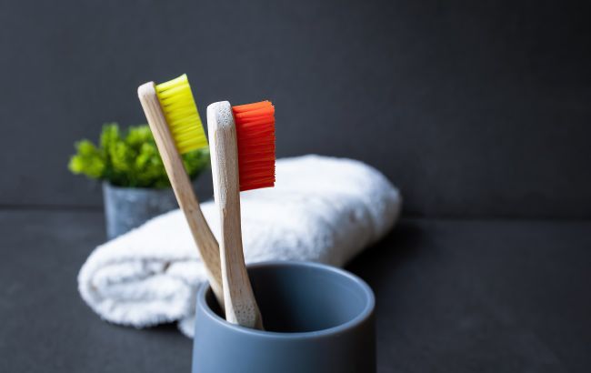 Эксперты рассказали, как часто нужно менять зубную щетку: многие делают неправильно