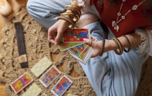 Таро-гороскоп на 16 жовтня: цим знакам Зодіаку потрібно діяти обачно і впевнено