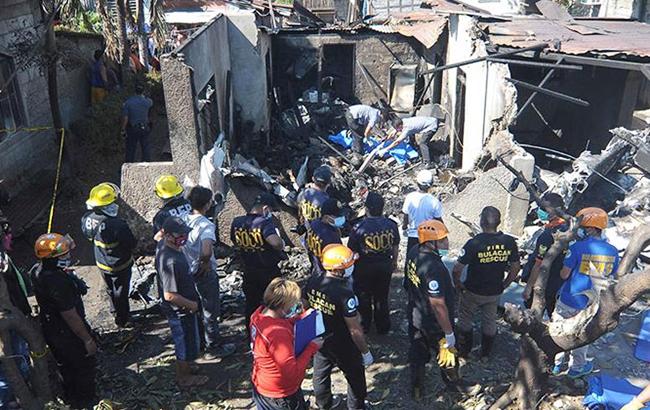 На Филиппинах самолет упал на жилой дом, погибли 10 человек