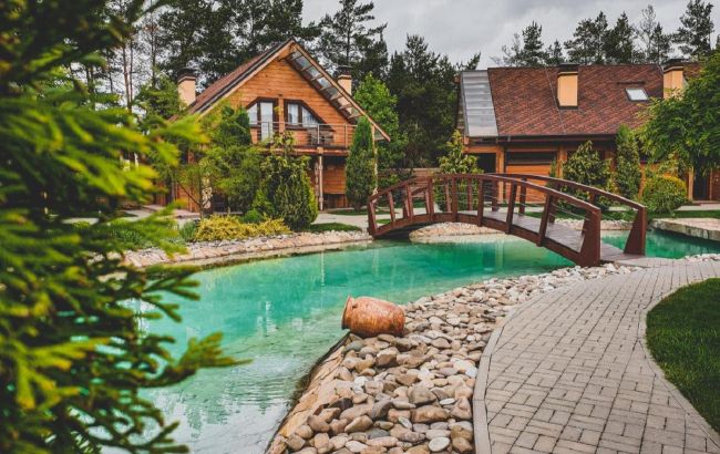 В оточенні лісу і води. Затишні заміські комплекси біля Києва для відпочинку на вікенд