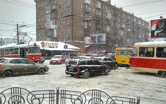 В Киеве общественный транспорт переходит на специальный режим движения