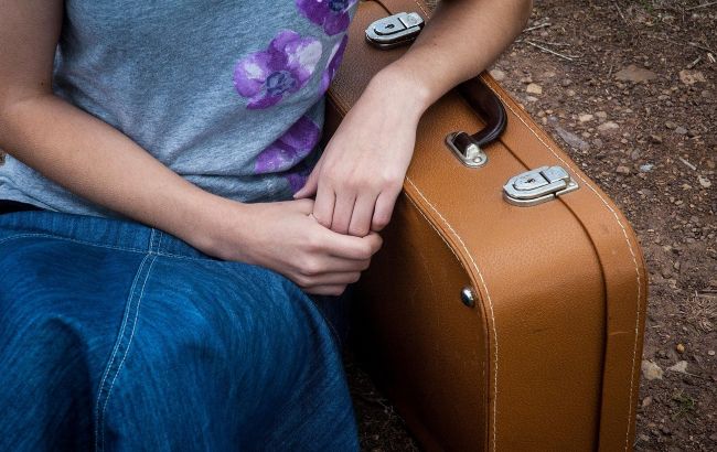 Живут на остановке: оккупанты не пускают домой женщину с двумя детьми