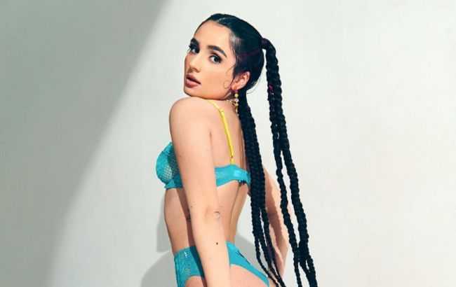 Анна Трінчер показала, як виглядала після операції зі збільшення грудей