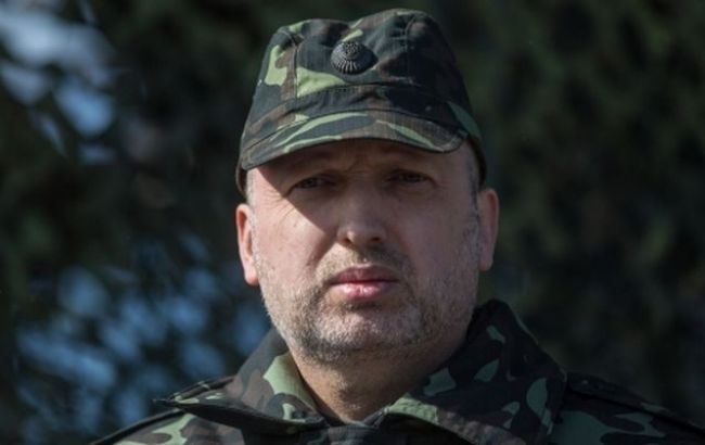 Турчинов: отвод вооружения проходит в формате, позволяющем быстро реагировать на опасность