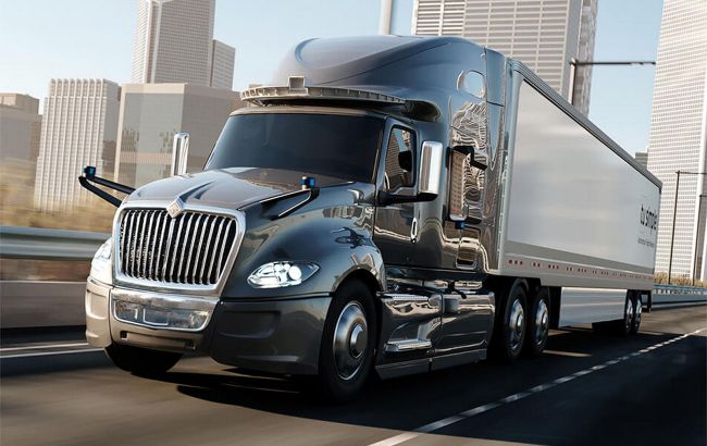Впервые в мире: в США беспилотная фура проехала 130 км без какого-либо участия человека