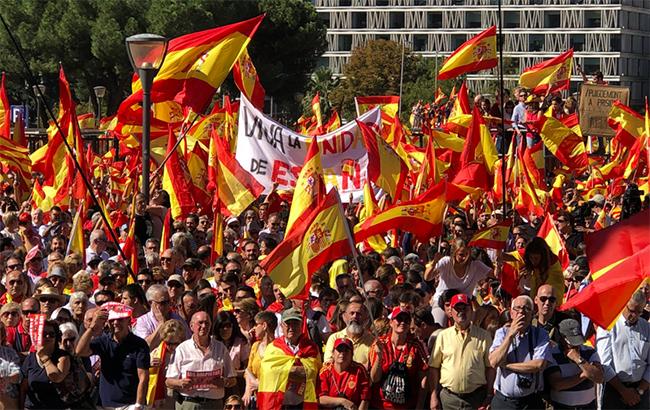 В Барселоне тысячи людей вышли на митинг против независимости Каталонии