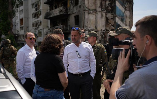 Прем'єр Люксембургу приїхав в Україну і одразу відвідав Бородянку: що відомо