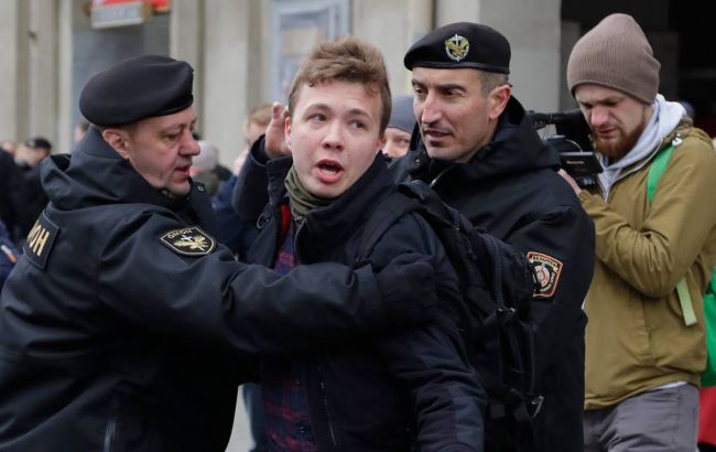 У НАТО закликали Білорусь звільнити Протасевича та його дівчину