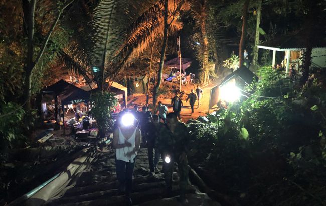 В Таиланде из пещеры эвакуированы все дети и тренер