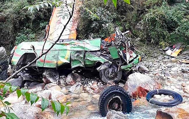 В Индии автобус упал в ущелье, погибли более 40 человек