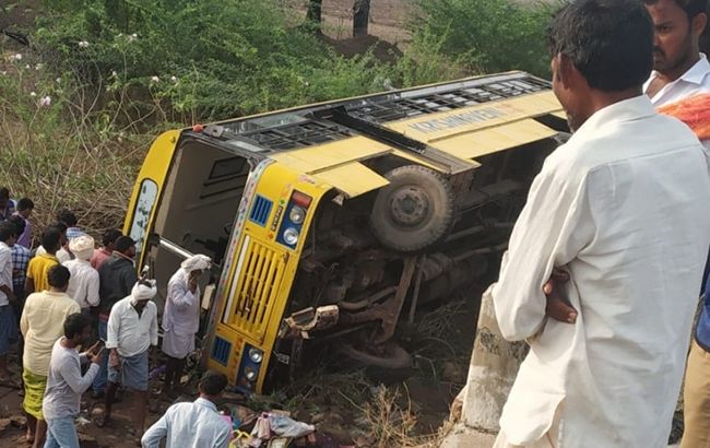В Индии в аварии со школьным автобусом пострадали 20 человек