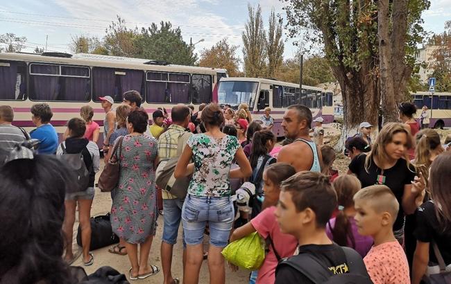 В школах оккупированного Симферополя раздают памятки о защите в случае загрязнения атмосферы