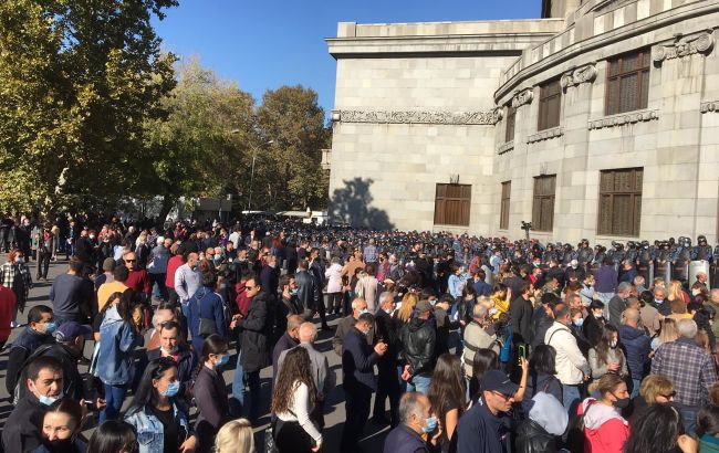 Протестующие пришли к зданию правительства Армении и требуют отставки Пашиняна