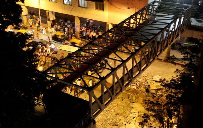 В Индии обрушился пешеходный мост