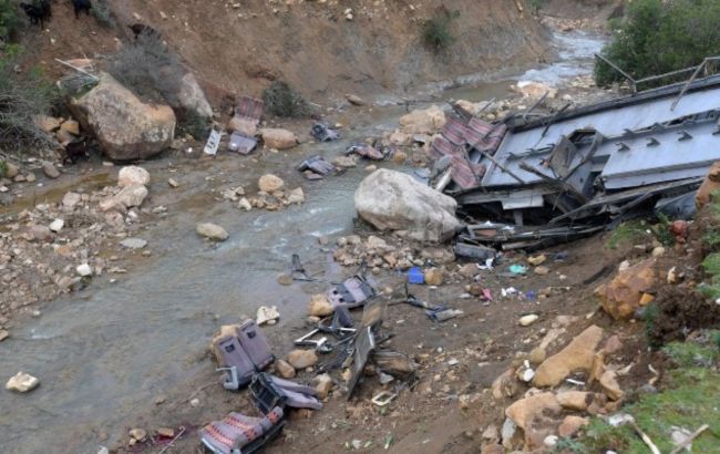 В Пакистане перевернулся автобус: 20 человек погибли, 40 получили ранения