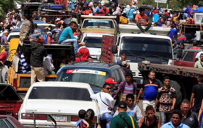 Венесуэлу покидают тысячи людей на фоне нового кризиса, - ВВС