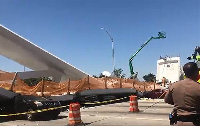 В США рухнул пешеходный мост, есть погибшие и пострадавшие